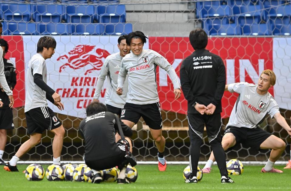 　軽快な動きを見せる日本代表・上田綺世（中央）＝撮影・西田忠信