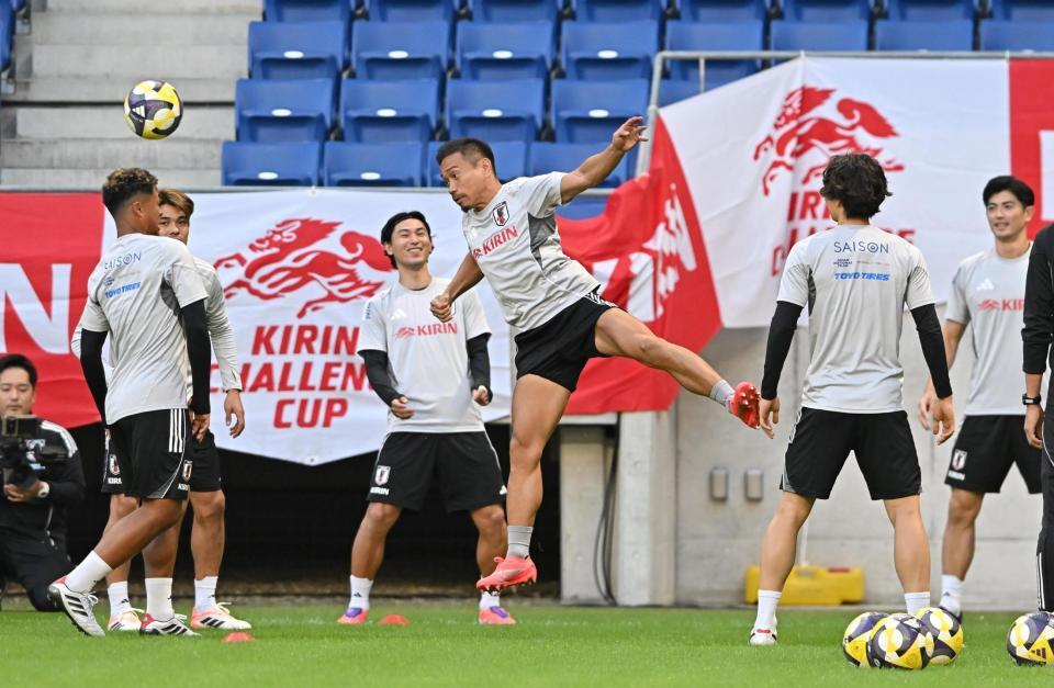 　軽快な動きを見せる日本代表・長友佑都（撮影・西田忠信）