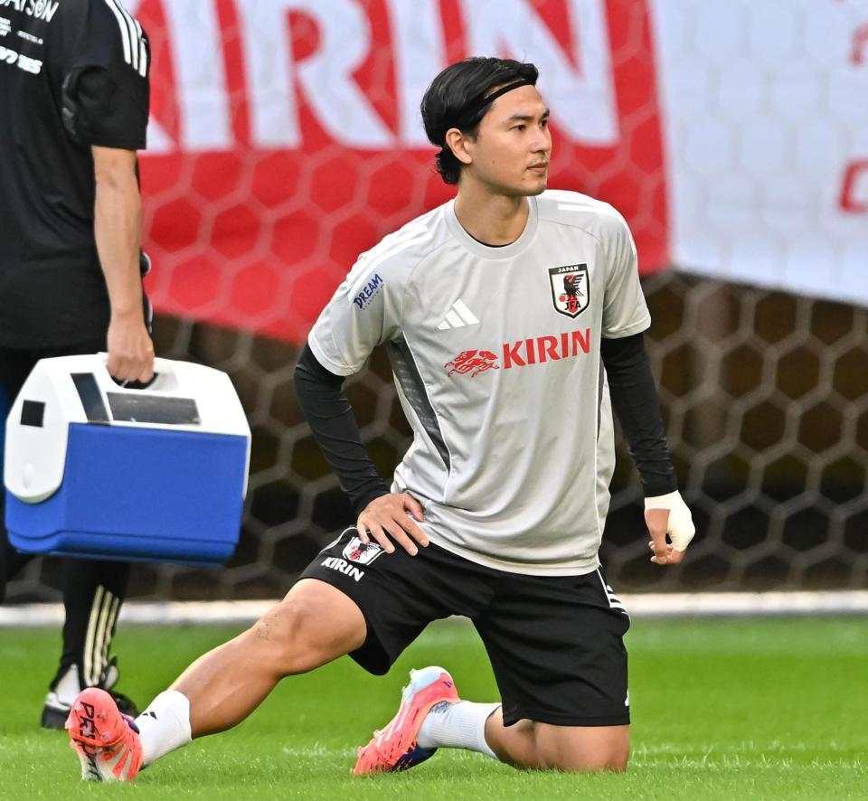 　体をほぐす日本代表・南野拓実（撮影・西田忠信）