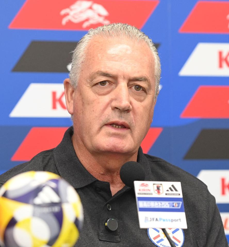 　前日会見するパラグアイ代表　グスタボ・アルファロ監督（撮影・西田忠信）