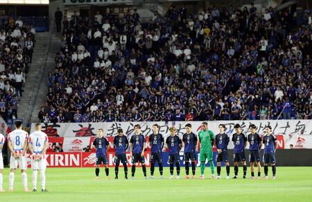 釜本邦茂さんへ黙とうがささげられる　日本－パラグアイ戦開始前に