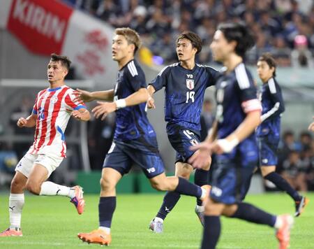 　前半、同点ゴールを決めた日本代表・小川航基（中央）＝撮影・中田匡峻
