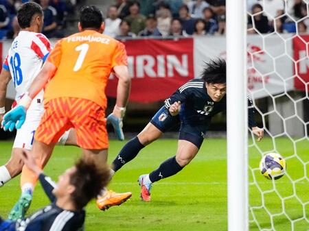 　試合終了間際、ヘディングで同点ゴールを決める上田