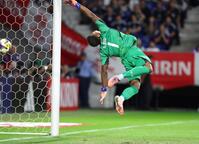 　後半、パラグアイ代表のディエゴ・ゴメスに勝ち越しの得点を奪われた日本代表・鈴木彩艶（撮影・中田匡峻）