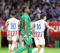 　後半、パラグアイ代表のディエゴ・ゴメスに勝ち越しの得点を奪われた日本代表・鈴木彩艶（撮影・中田匡峻）