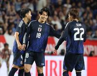 　パラグアイ代表と引き分け、笑顔を見せる上田（中央）