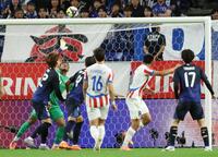 　後半、パラグアイに２点目のゴールを許すＧＫ鈴木彩艶（左から２人目）