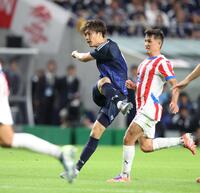 　前半、同点ゴールを決める日本代表・小川航基（撮影・中田匡峻）