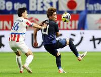 　前半、競り合う佐野