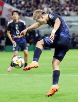 　前半、シュートを放つ堂安