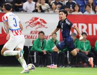 　前半、キャプテンマークを巻いてプレーする日本代表・南野拓実（撮影・中田匡峻）