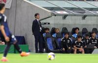 　後半、戦況を見つめる（左から）日本代表・森保監督、久保建英、前田大然（撮影・中田匡峻）