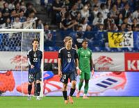 　後半、勝ち越しを許し厳しい表情の日本代表・堂安律（中央）ら（撮影・西田忠信）