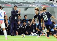 　前半、選手に指示を出す森保監督