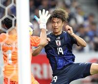 　前半、へディングでゴールを狙うもＧＫに阻止される日本代表・小川航基（撮影・中田匡峻）