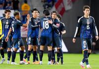 　パラグアイと引き分け、上田（１８）をたたえる伊東ら日本代表