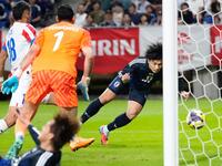 　試合終了間際、ヘディングで同点ゴールを決める上田