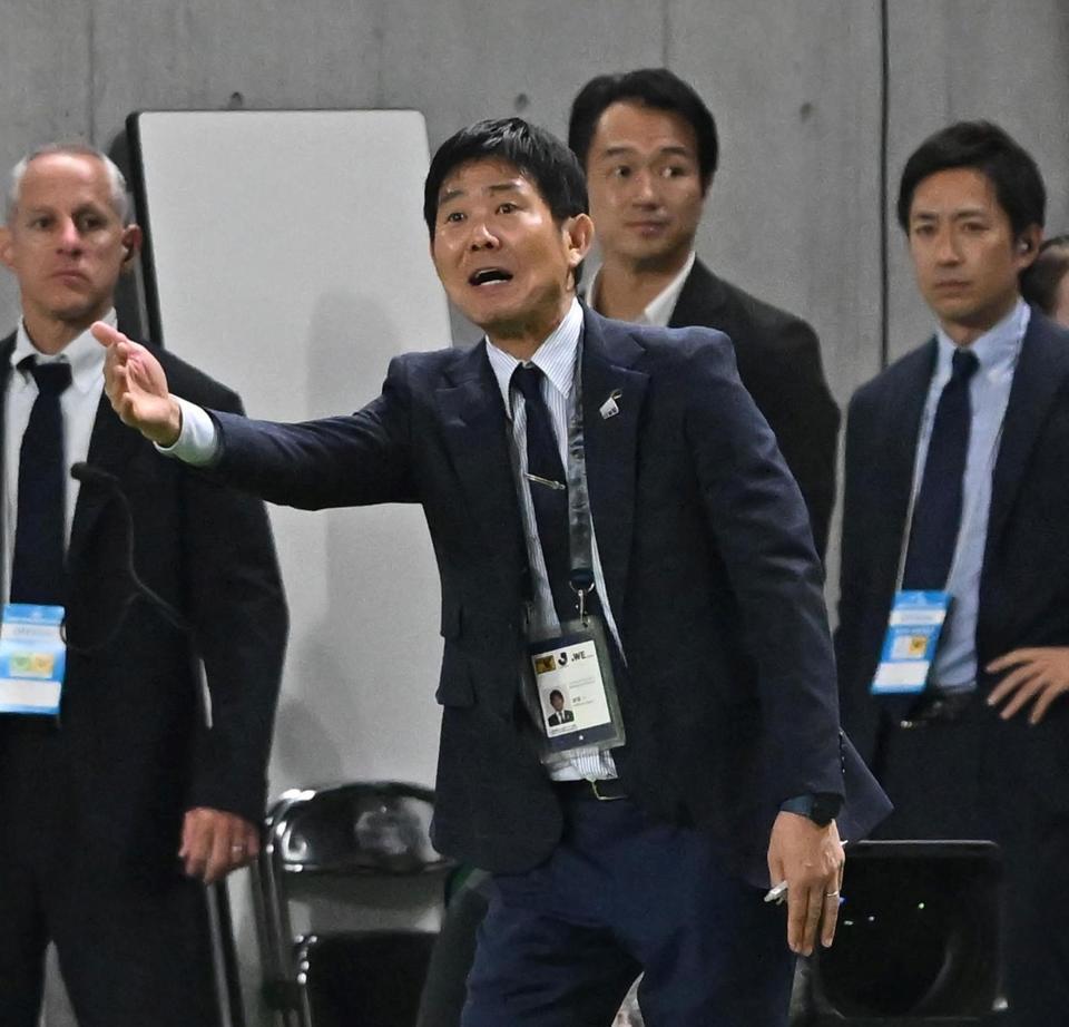 　前半、指示を出す日本代表・森保監督（撮影・西田忠信）