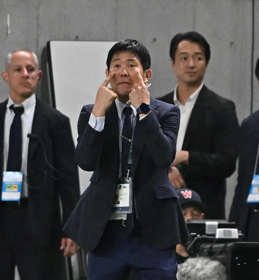 　前半、指示を出す日本代表・森保監督（撮影・西田忠信）