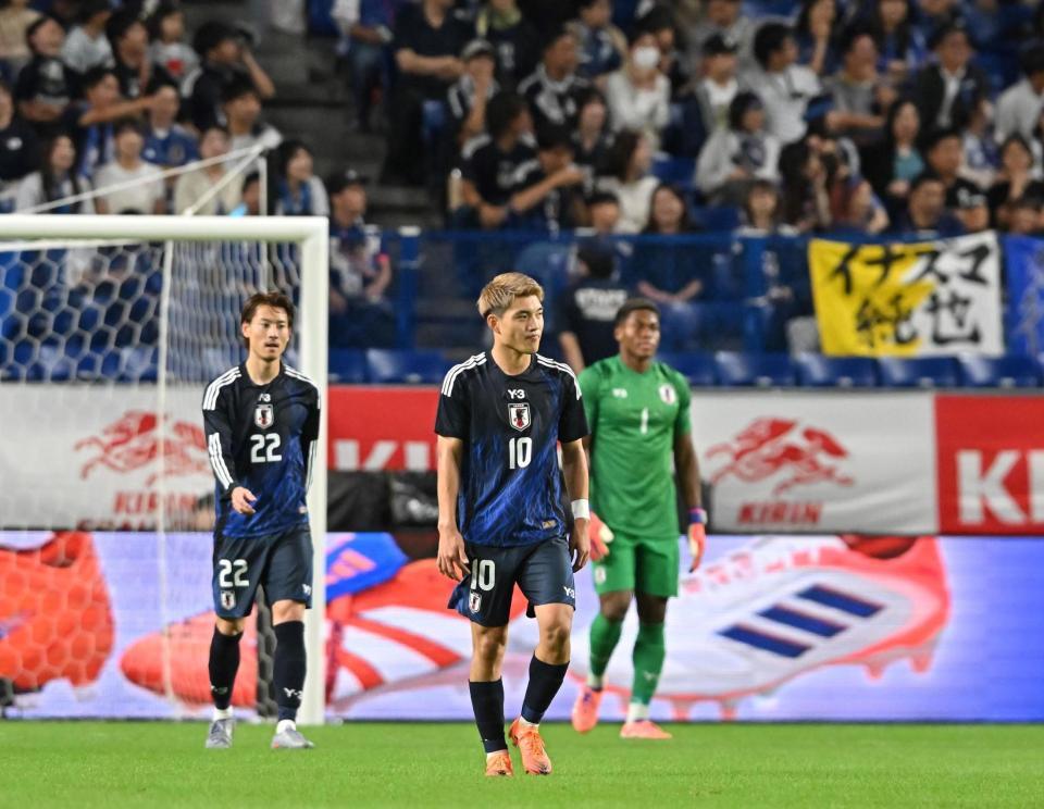 　後半、勝ち越しを許し厳しい表情の日本代表・堂安律（中央）ら（撮影・西田忠信）