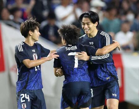 　後半、同点ゴールを決め斉藤（２４）らと喜び合う上田（右）＝撮影・中田匡峻