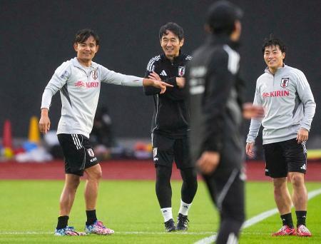 　ブラジル戦に向け、調整する久保（左端）ら＝千葉市内