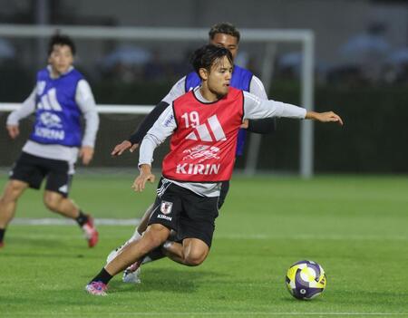 　調整する久保建英（撮影・金田祐二）