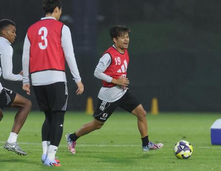 　調整する久保建英（撮影・金田祐二）