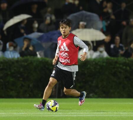 　調整する久保建英（撮影・金田祐二）