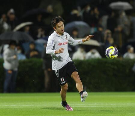 　調整する久保建英（撮影・金田祐二）