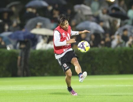 　調整する久保建英（撮影・金田祐二）