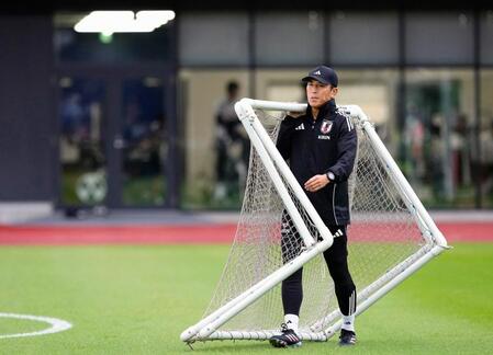 　ブラジル戦に向けた練習に臨む長谷部コーチ