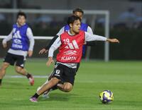 　調整する久保建英（撮影・金田祐二）