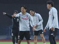 　笑顔で調整する久保建英（撮影・金田祐二）