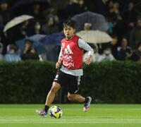 　調整する久保建英（撮影・金田祐二）