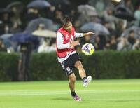 　調整する久保建英（撮影・金田祐二）