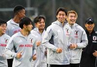 　ブラジル戦に向けた練習で笑顔を見せる久保（中央）ら