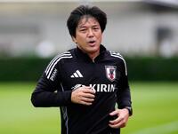 　ブラジル戦に向けた練習に臨む名波コーチ