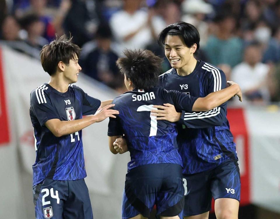 　後半、同点ゴールを決め斉藤（２４）らと喜び合う上田（右）＝撮影・中田匡峻