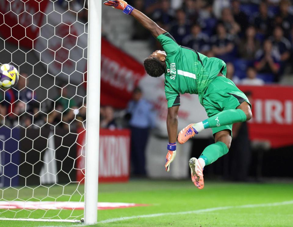 　後半、パラグアイ代表のＤ・ゴメスに勝ち越しの得点を奪われた鈴木彩艶