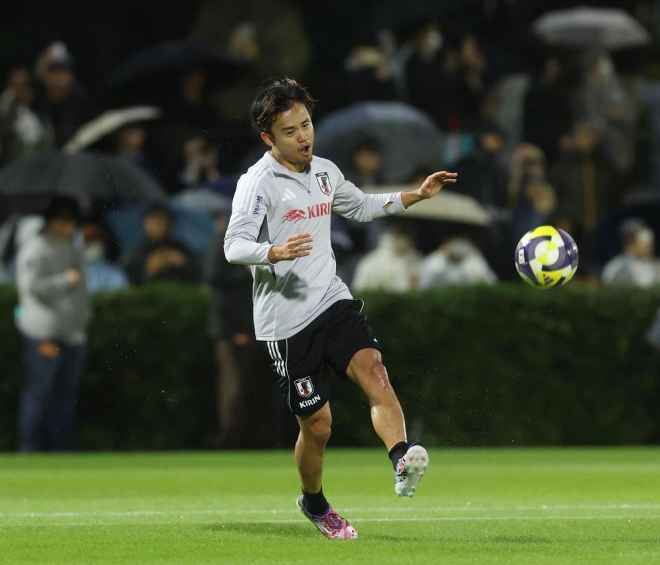 　調整する久保建英（撮影・金田祐二）