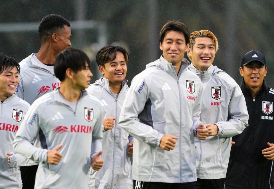 　ブラジル戦に向けた練習で笑顔を見せる久保（中央）ら