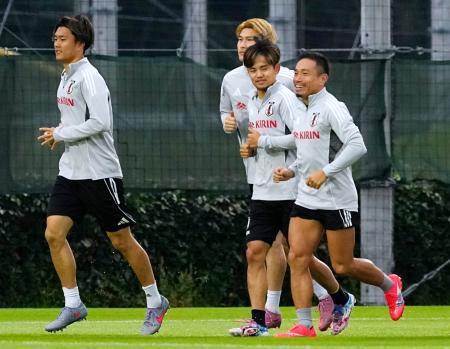 　ブラジル戦に向け、調整する長友（右端）ら＝千葉市内