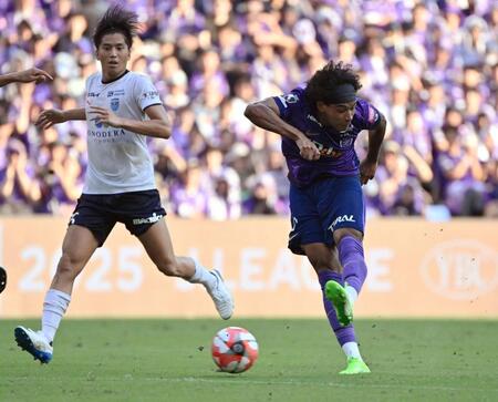 　後半、決勝ゴールを決める広島・ジャーメイン（右）