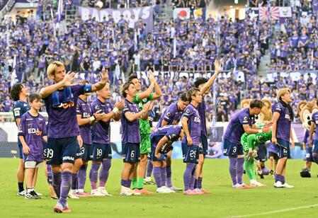 　決勝進出を決め、サポーターにあいさつする広島イレブン