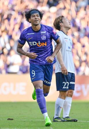　後半、決勝ゴールを決め駆け出す広島・ジャーメイン