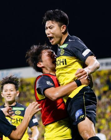 　柏-川崎　試合終了間際、チーム４点目のゴールを決め、大喜びの柏・細谷＝三協Ｆ柏