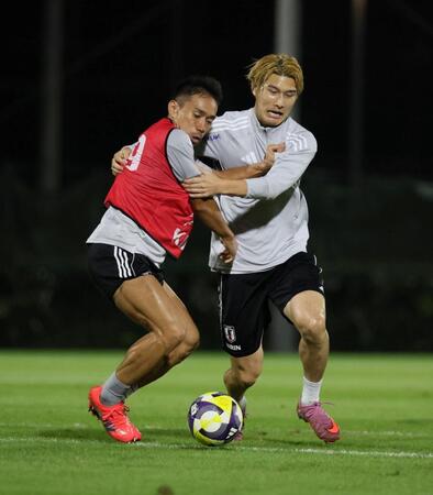 　練習で汗を流す長友佑都（左）と橋岡大樹（撮影・石井剣太郎）