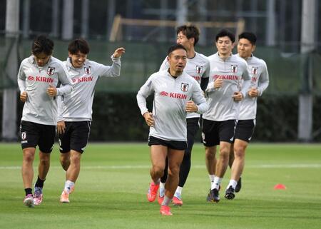 　アップする長友佑都（中央）＝撮影・石井剣太郎