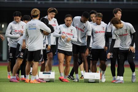 　練習で汗を流す長友佑都（中央）＝撮影・石井剣太郎